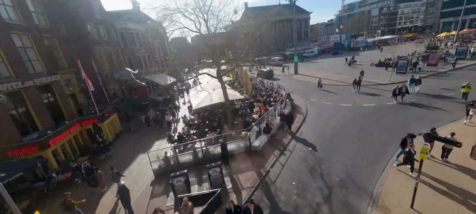 FPV-droneopname van de terrassen aan de Grote Markt in Groningen bij De Drie Gezusters