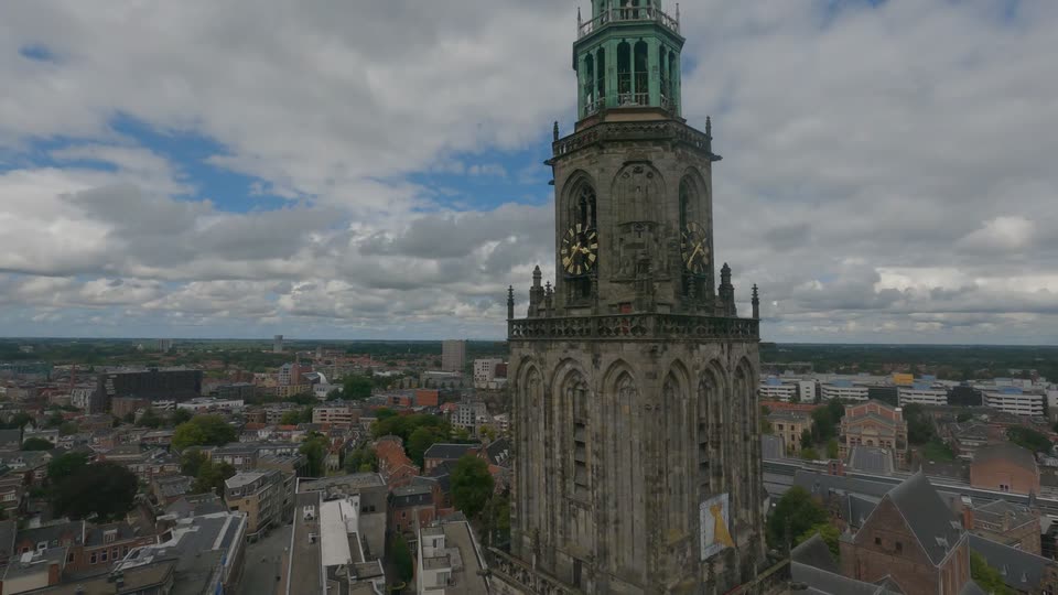 FPV-droneopname rond de Martinitoren met uitzicht over de binnenstad van Groningen