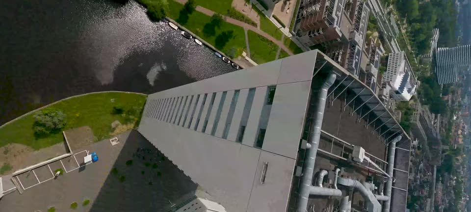 FPV-droneopname langs de bakstenen gevel van nieuwbouwcomplex Powerhouse aan het water